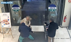 Video choc: aggredisce una bambini e tenta di rapirla