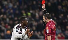 Centinaia di messaggi contro l&rsquo;arbitro per il rosso a Kalulu,