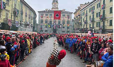 Luned&igrave; di Carnevale, Ivrea accende la tradizione tra zappate, Albero della Libert&agrave; e arance in volo
