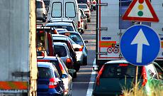 La Provinciale 39 del Canavese resta un imbuto in mezzo al paese: traffico in tilt, i pedoni rischiano. C'&egrave; un progetto di allargamento, ma mancano i soldi