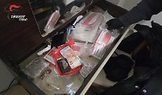 Oltre cento Carabinieri in azione tra Ivrea e il territorio: sequestrati 8 chili di hashish, cocaina, crack e metanfetamina. Trovata anche una pistola modificata e munizioni calibro 22