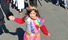 La sfilata dei bambini mascherati a Traves