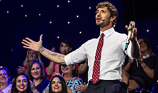 Sanremo cambia spartito: Carlo Conti passa il testimone a De Martino in diretta