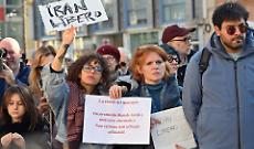 Morto Khamenei, esplode la festa degli iraniani in Italia: piazze piene da Torino a Milano