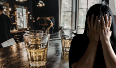 Entrano in pub e pretendono di bere minacciando le bariste: "Vi tagliamo la gola"