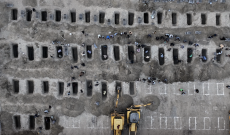 La preparazione in terra delle fosse per le salme delle 165 bambine iraniane