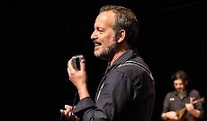 "NEL BLU": Tra le braccia tanta felicit&agrave; con Mario Perrotta