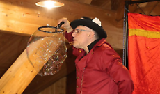 Lori Gallo con le sue magiche bolle durante lo spettacolo a Coassolo