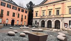 Ivrea, nuove sedute in piazza del Teatro: arrivano i &ldquo;ciottoli&rdquo; davanti al Giacosa