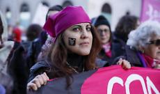 Corteo di Non una di meno nel centro di Torino: &ldquo;Se le nostre vite non valgono, noi scioperiamo&rdquo;