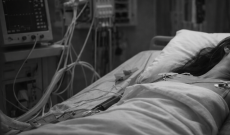 Si presenta tre volte in ospedale con forti dolori: muore a 43 anni per aneurisma cerebrale