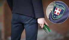 Sale su un autobus con una bottiglia rotta e minaccia gli agenti: condannato a quattro mesi e venti giorni