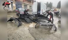 Furgone pieno di paraurti e arnesi