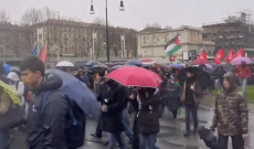 Bandiera di Israele bruciata in piazza Castello al termine del corteo pro Palestina