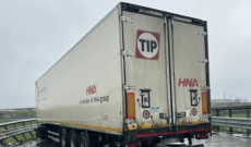 Tir si schianta contro il guardrail alla Falchera e si intraversa: traffico in tilt verso la Torino-Milano