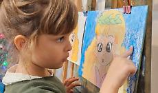 Una piccola artista all'opera