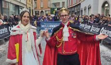 Le maschere di Brusasco sfilano a Bergamo: il Re e la Regina del Fuoco alla Mezza Quaresima