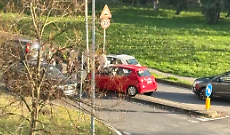 Prende male la rotonda e finisce fuori strada: incidente in via Aosta a San Mauro Torinese