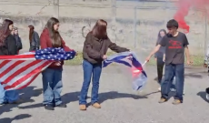 Guerra in Iran, studenti bruciano bandiere Usa e Israele al liceo Einstein di Torino