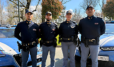 Torino, seduto oltre la ringhiera del ponte: salvato all&rsquo;ultimo istante dalla polizia