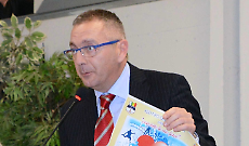 Stalli rosa che diventano gialli: sono i nuovi parcheggi riservati