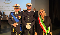 Giuseppe Scardino, al centro, con il comandante Marco Ortalda e la vice sindaco Claudia Audi