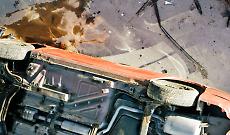 Auto si ribalta nel fosso