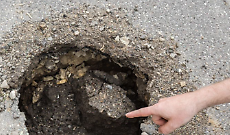 Buche e rattoppi: a Leini il maltempo riaccende il caso strade