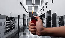 Tenta di incendiare l&rsquo;auto della prof 