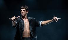 "All About Adam&rdquo; - una scena dello spettacolo