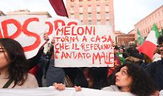 Il Pd ci scrive: "La libert&agrave; &egrave; come l&rsquo;aria: ci si accorge di quanto vale quando comincia a mancare (P.Calamandrei)"