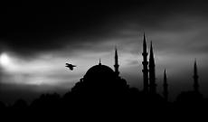 Iran sotto le bombe: Teheran e Isfahan colpite, Ghalibaf chiude agli USA mentre i civili fuggono