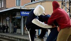 Stazione di Chivasso, &egrave; di nuovo caos: maxi rissa per un monopattino, sicurezza fuori controllo