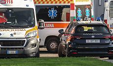 Quarantenne scende in strada per chiedere silenzio: pestato in piazza da un gruppo di giovani