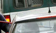 Lavavetri chiede i soldi al semaforo, l'automobilista non glieli: si sfoga prendendo a calci e pugni l'automobile