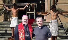 A Torrazza Piemonte la Via Crucis dei giovani emoziona: sorpresa con il vescovo Salera