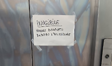 Ascensore fermo. Aiuto c'&egrave; una cacca!