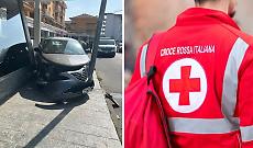 Perde il controllo dell&rsquo;auto e si schianta contro un bar: malore alla guida a Settimo Torinese