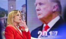 La premier Giorgia Meloni. Sullo sfondo, Donald Trump