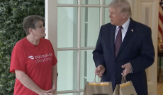 Trump, McDonald&rsquo;s e la porta dello Studio Ovale: il fast food come teatro politico alla Casa Bianca