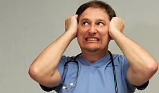 Sanit&agrave; piemontese: pi&ugrave; scrivanie che infermieri... Si sente "puzza"