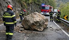 Masso sulla statale 338