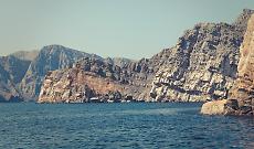 Hormuz, il ritorno della stretta iraniana: lo Stretto si richiude, tre navi sotto attacco e la sfida di Teheran agli Stati Uniti