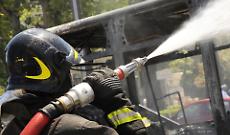 Incendio bus a Moncalieri, paura in piazza Tre Martiri: mezzo distrutto dalle fiamme