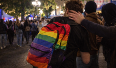 Aggredito per uno zaino arcobaleno