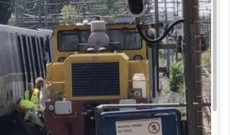 Motrice esce dai binari 