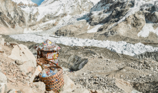 Everest, la montagna in attesa: un gigantesco seracco blocca la via del Khumbu e congela la stagione delle spedizioni