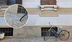 Calcinacci cadono dall&rsquo;ex scuola: tragedia sfiorata tra i tavolini del bar, dov'era seduto anche l'ex sindaco del paese