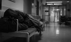 Non si dorme solo sotto i portici di via Torino. C'&egrave; chi passa la notte anche sulle panche del Pronto Soccorso