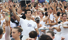 Roberto Bolle porta Il ballo in bianco a Torino, grande lezione di danza en plein air in piazza San Carlo